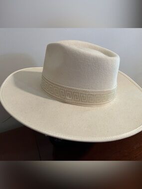 Olive&Pique- highly popular, Wool Cream Wide-Brim F Hat with Decorative Band